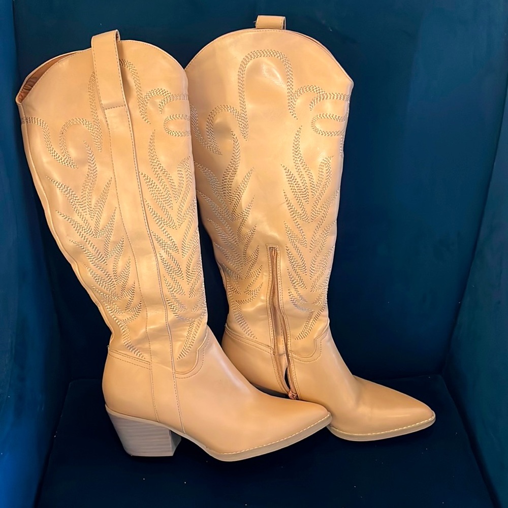 Oasis Society size 7 Samara Western boots in color nude. Great condition